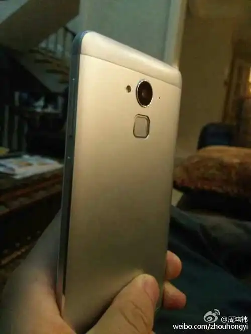 搜索 今天凌晨时分,奇虎360周鸿祎在其微博上发了一张未知型号的手机