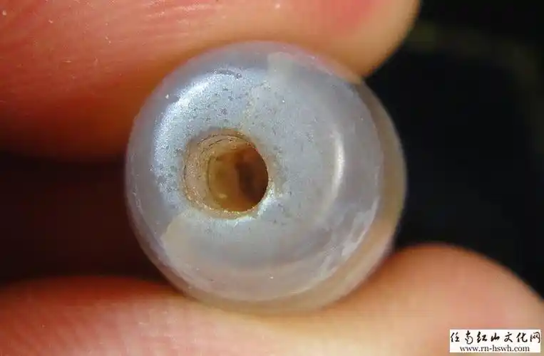 出土的两眼玛瑙天珠