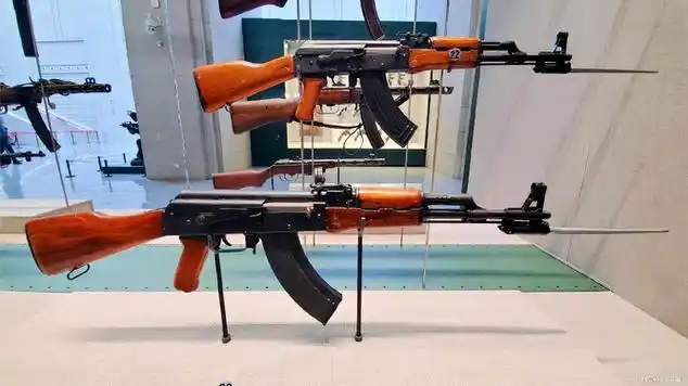 实拍中国型ak47步枪中国56式冲锋枪解放军的利器