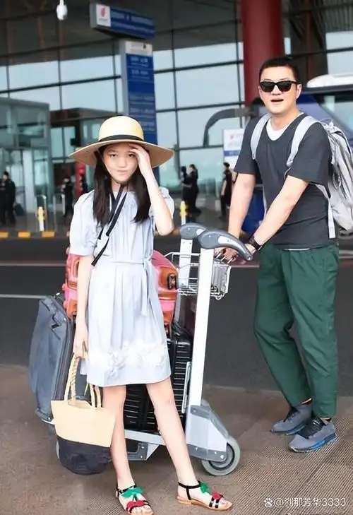 王菲母女同框颈纹透露真实年龄李嫣身高赶上妈妈模样变化大