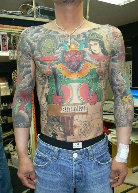 胸前称量的阎王纹身图案