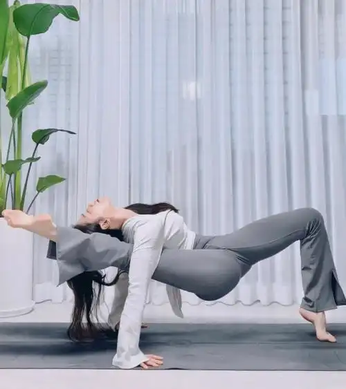 纯欲瑜伽女神花式秀大长腿谁看谁沦陷