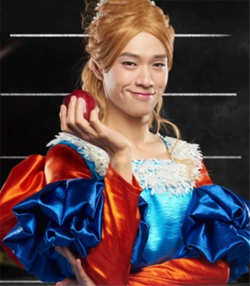 《明星大侦探》这个节目中也有过反串的打扮,而且就是cos了白雪公主