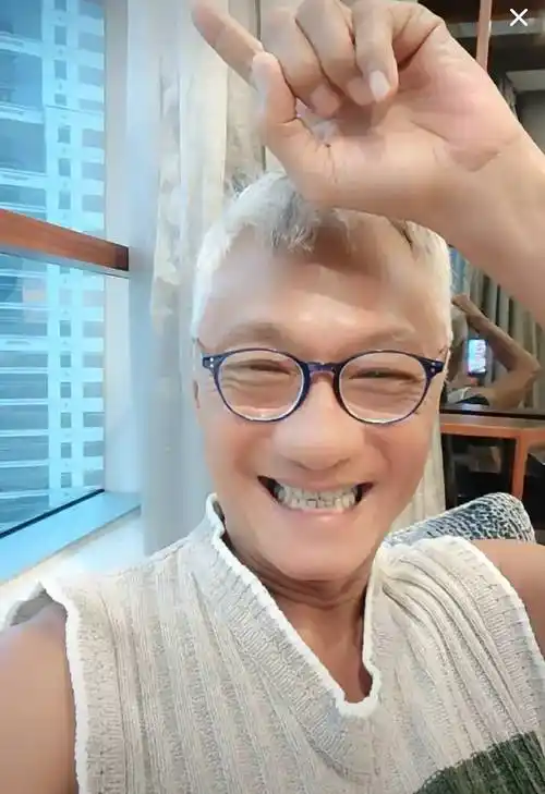 林俊贤近照:头发花白直播主动求关注,再也没有年轻时的风华正茂