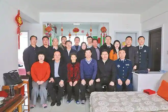 "卫国戍边英雄"陈红军墓前鲜花遍地|祁发宝|战友|烈士_网易订阅