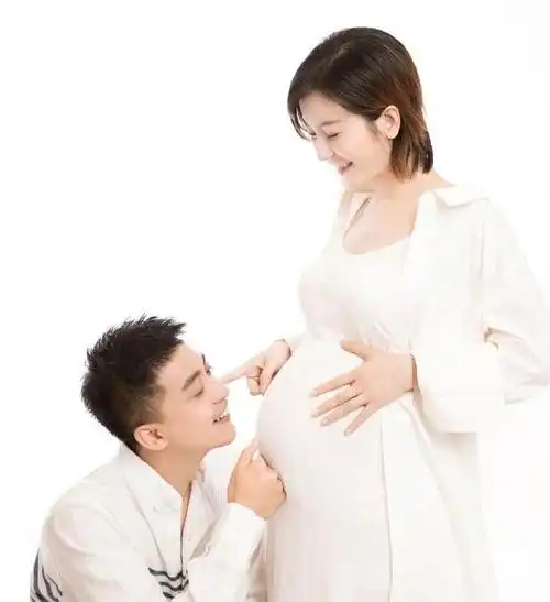 拥有了双胞胎女儿后再次传来她怀孕的消息网友在看到谢娜的大肚孕照后