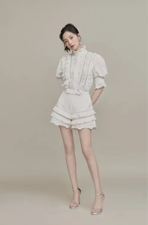 王媛可秀神仙美腿获赞行走的腿精