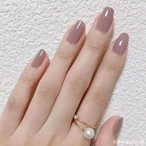 这7款纯色美甲,让你气质加倍,温柔显白!