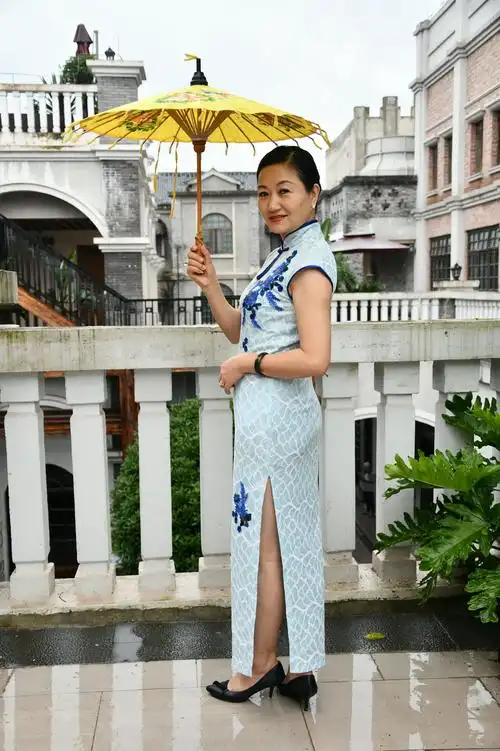 《79情怀相约2019》40周年旗袍秀 - 美篇