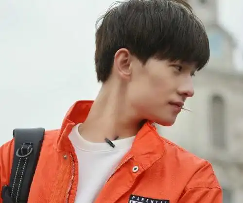 【图】我们都爱笑旋风少女杨洋胡冰卿合体亮相 魔性少年嗨翻全场