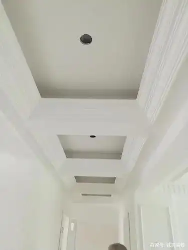 室内装修吊顶,灯槽边用石膏线修饰效果好