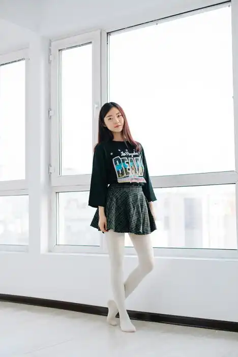 字母宽松op配刺绣牛仔外套 俏皮活泼 白色丝袜绝对是点睛之笔内搭