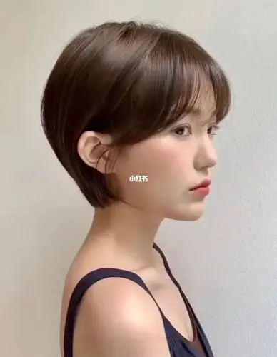 黑茶色初恋短发_短发_染发_黑茶色_发型_设计_乐意居花苑攻略_穿搭