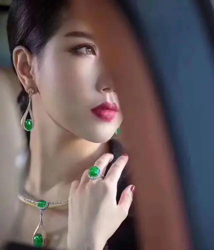 翡翠使女人举手投足之间流露丰韵与优雅
