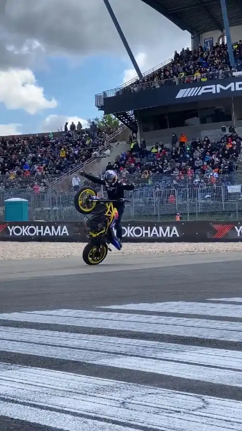 摩托车#摩托车特技车手表演