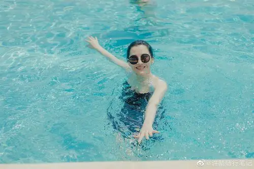 7月8日,许晴晒出夏日泳装照,并配文:"除法人生,童趣".