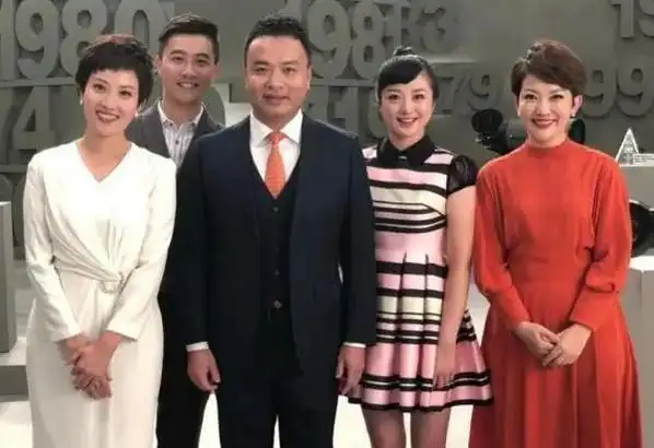 回顾郑天亮26岁嫁大6岁鲁健婚后分居15年现婚姻如何