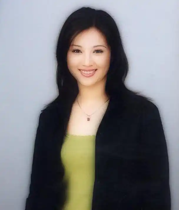 王欢是一位女孩,她的央视主持人生涯始于1994年,在那一年她开始主持