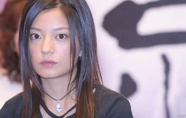 往事赵薇15年前旧照曝光开朗干练气质佳