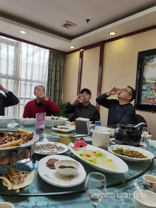 喝酒留念!2020年12 月31日,古冶合和酒店.