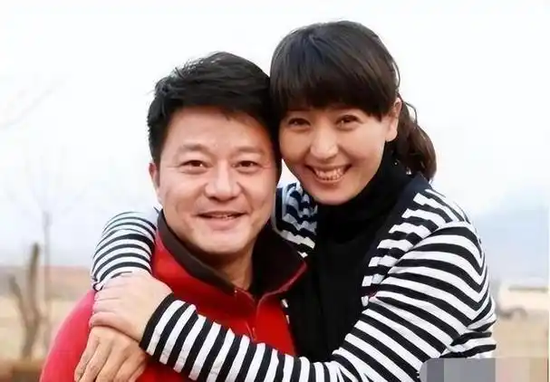 纪实师级干部闫学晶当年跟赵本山闹掰是怎么一回事