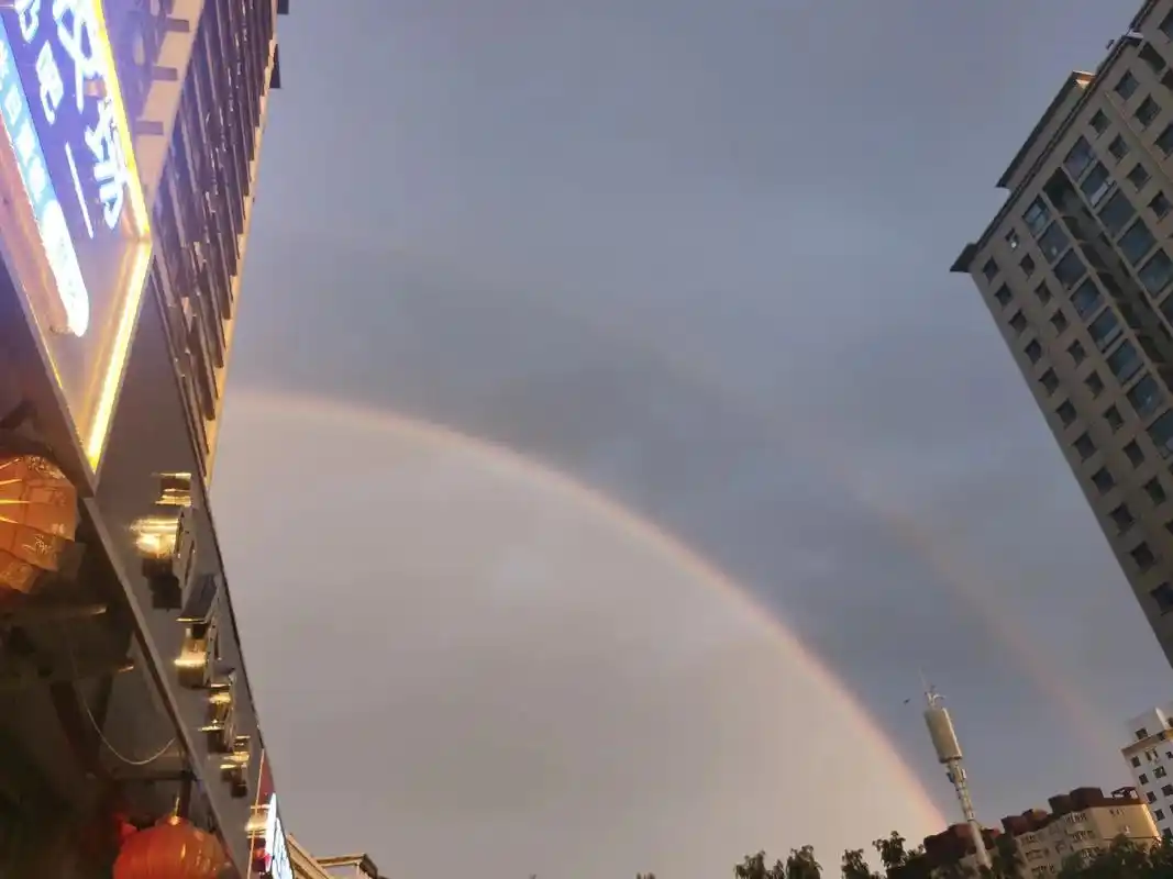 天空出现双彩虹96 寓意着好兆头 - 抖音