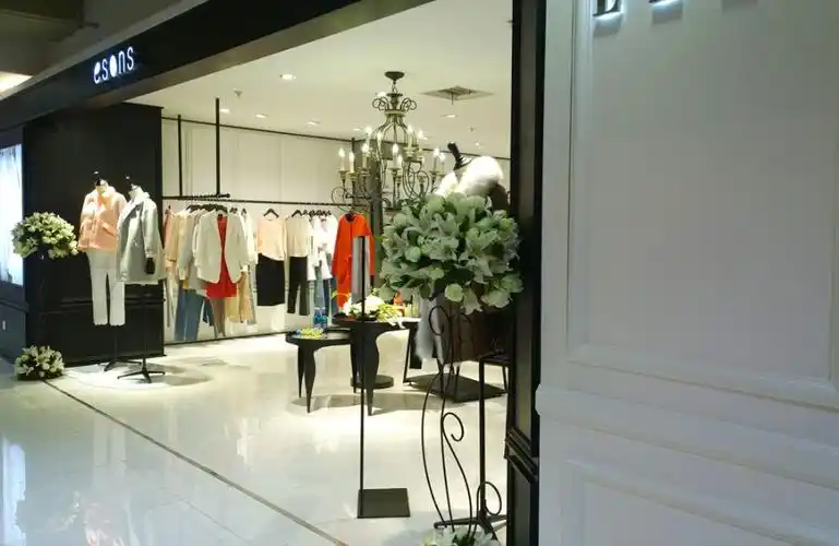 esons爱城市女装2015春夏最新店铺陈设图片(1/12)