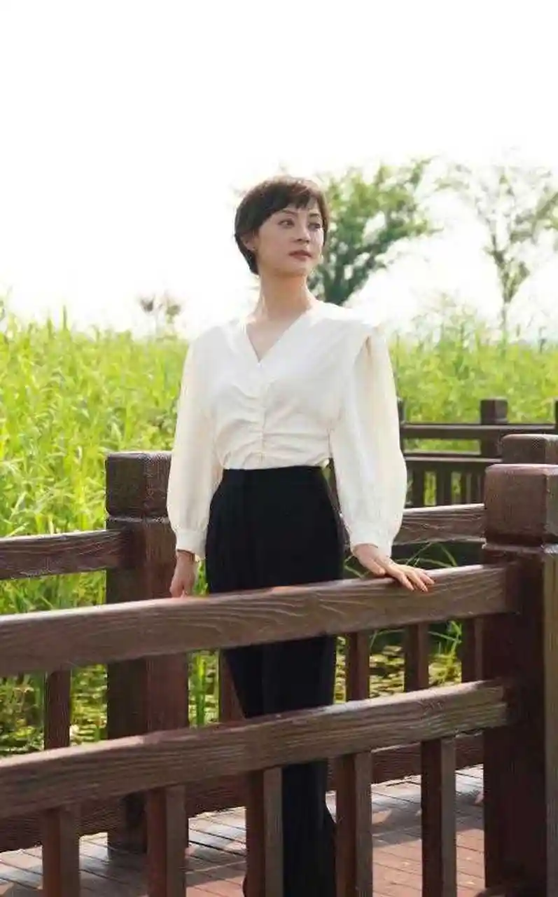 孙俪晒出一组美图,她穿了一件白色的长袖衬衫,这衬衫的门襟还有横皱