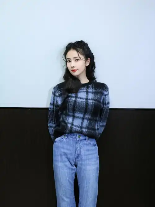 白鹿库存拍摄花絮照～ 身穿蓝格子上衣,牛仔裤的鹿鹿