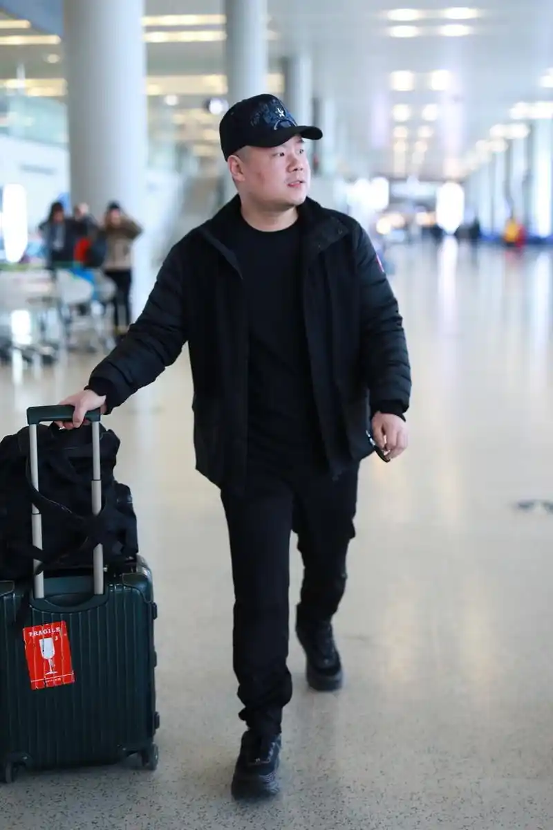 "德云一哥"走机场,黑色造型时尚大方,全身都瘦唯独脸一点没变_岳云鹏