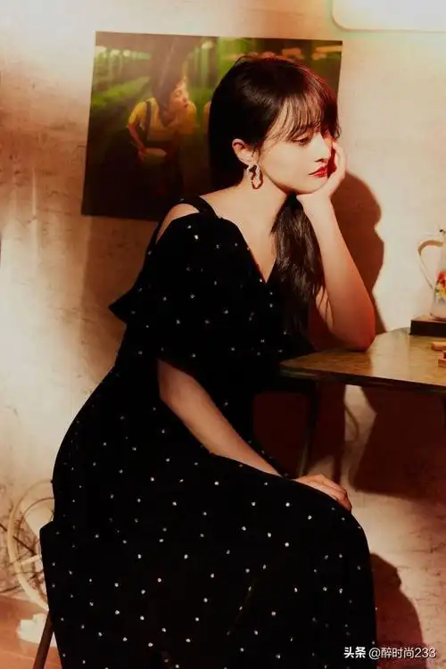 郑爽港风造型太美了!一袭黑色波点长裙 红唇卷发,气质绝了