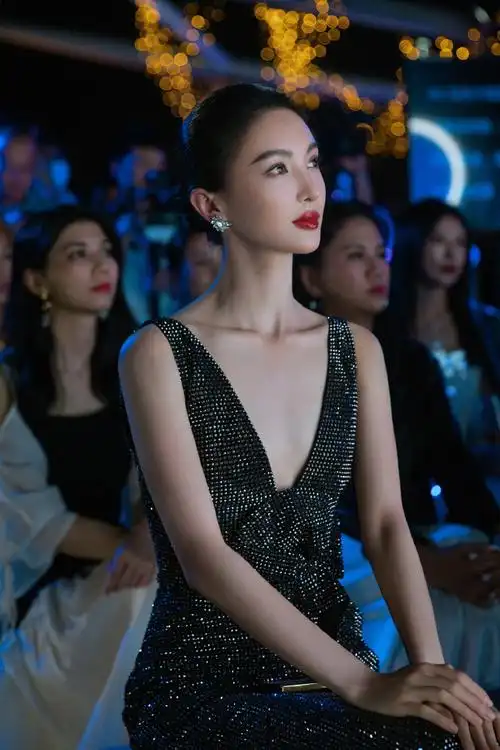 金晨深v黑色镶钻裙##金晨盘发气质