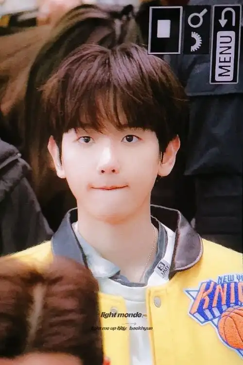 边伯贤机场#太…太可爱了05    brightalways56/lightmonde56