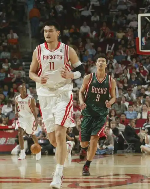 易建联退役现场:姚明发言太感人,巴特尔送祝福,王治郅回忆往事