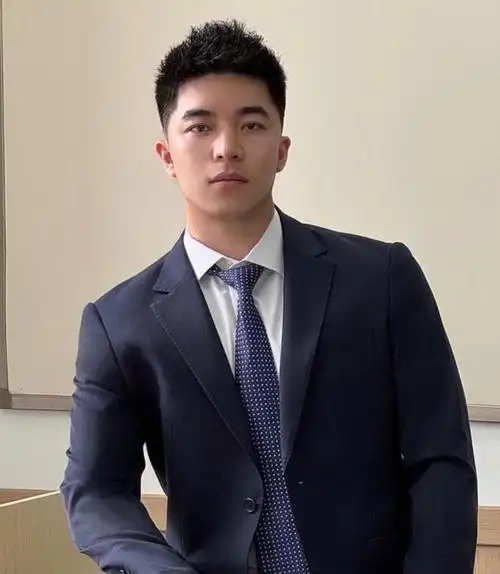 30岁男生别剪幼稚发型试试这3款露额短发轻熟又帅气