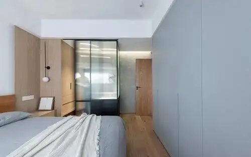 衣柜悬空设计解决防水问题,以便收纳浴袍及不用洗的常换的衣服,使主卧