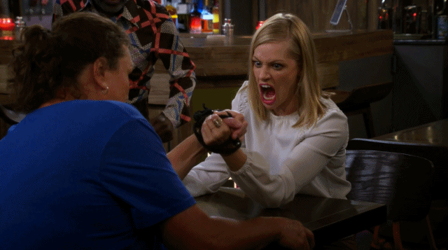 《破产姐妹》第六季第3集里掰手腕时奉献了极其【震精】的表情包