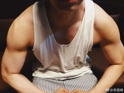 李易峰清早大秀肌肉 为拍洗澡戏努力健身