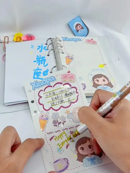 跟着小伶玩具的小葩姐姐一起做手帐