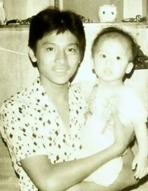 有人问刘德华小时候有没有被爸爸打过,刘德华表示,他曾经因为玩扑克牌