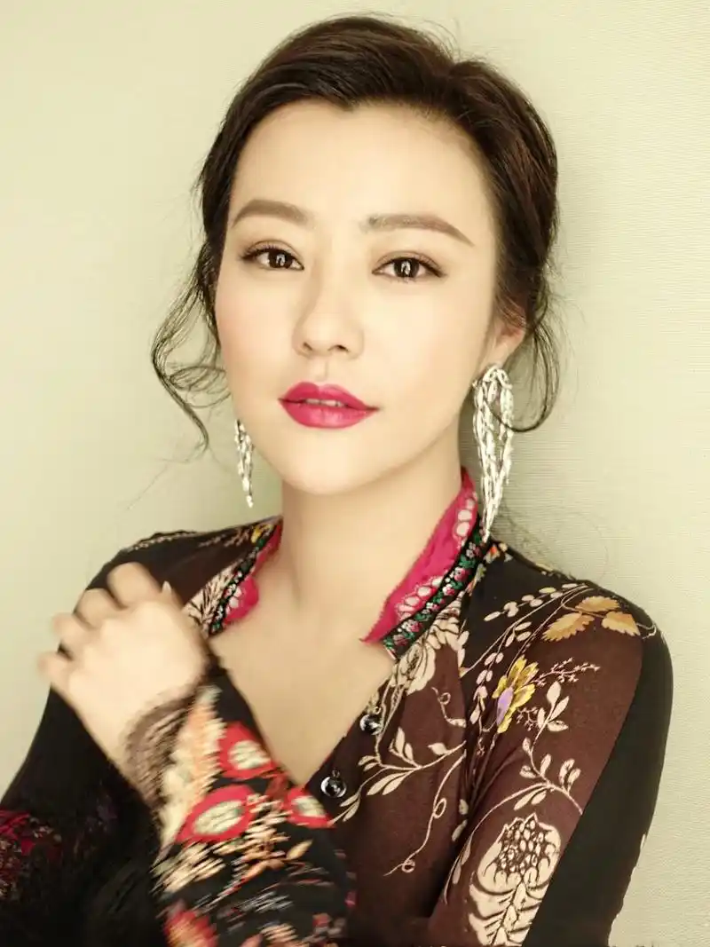 原创40岁郝蕾胖出韵味一袭浆果色抹胸礼服超惊艳只有微胖穿才气质