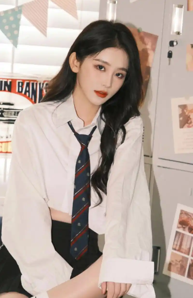 人气偶像团体snh48成员周诗雨jk制服写真