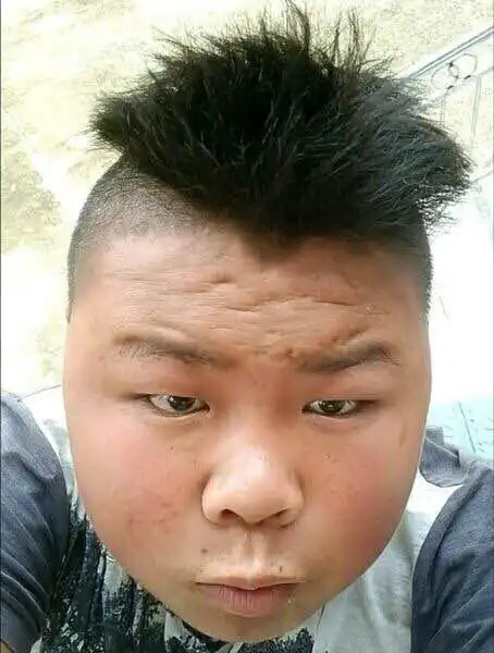 暗恋一个男生很久了不敢表白觉得自己太丑又太胖了配不上他怎么办