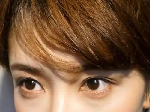 小棕环的棕色外圈可以和瞳孔的巧克力色完美融合.