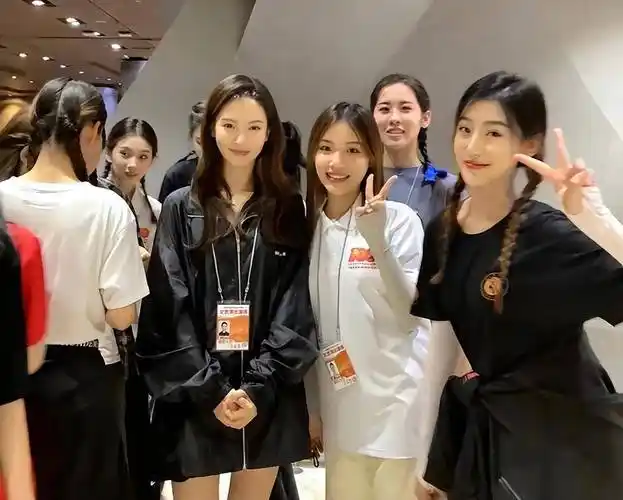 金晨有点太瘦了:单看很好看,但是合照里面真的很干瘪!_身材_衣服_比例