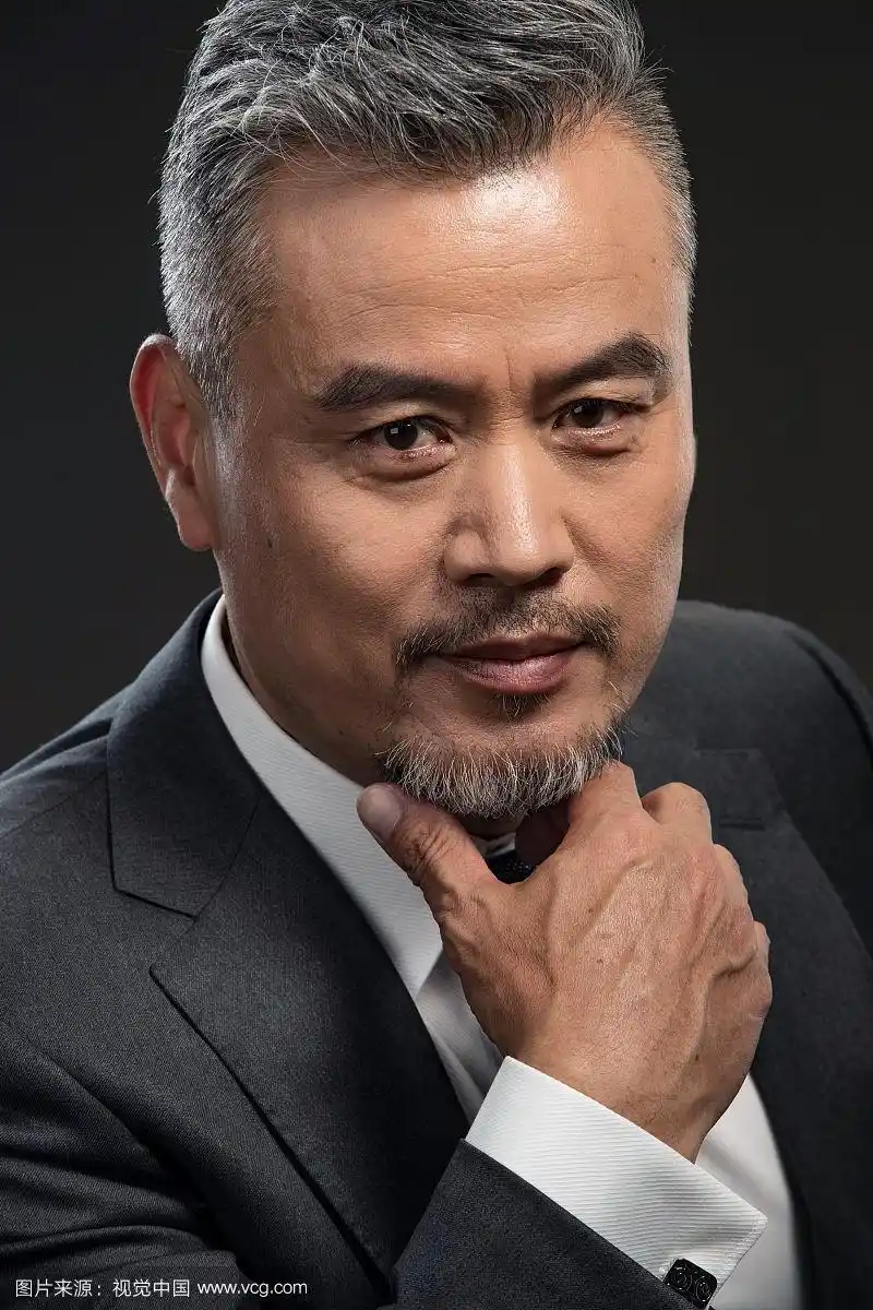 用手指触摸胡子的商务中老年男士