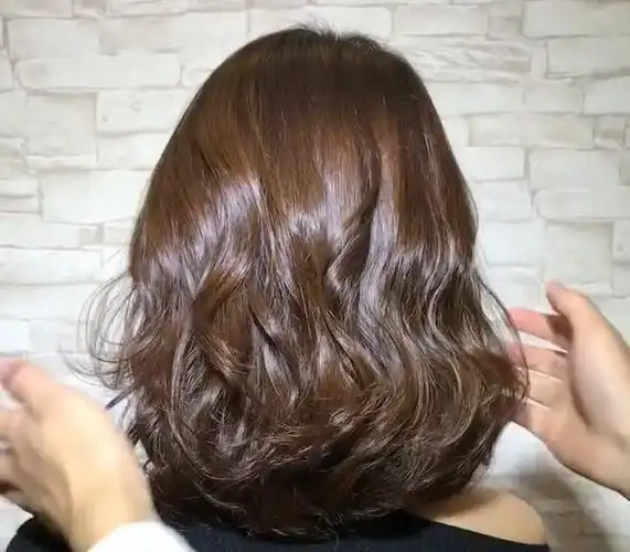 新春发型:女人25过后可以尝试烫发,齐肩木马烫搭配棕色真好看