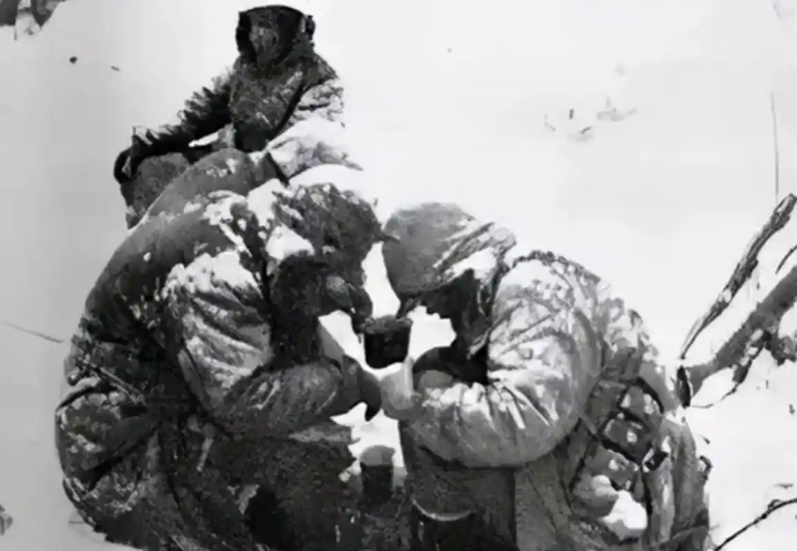 长津湖边冰雕连:零下40度趴雪地埋伏,冻亡时仍端枪盯着敌人方向