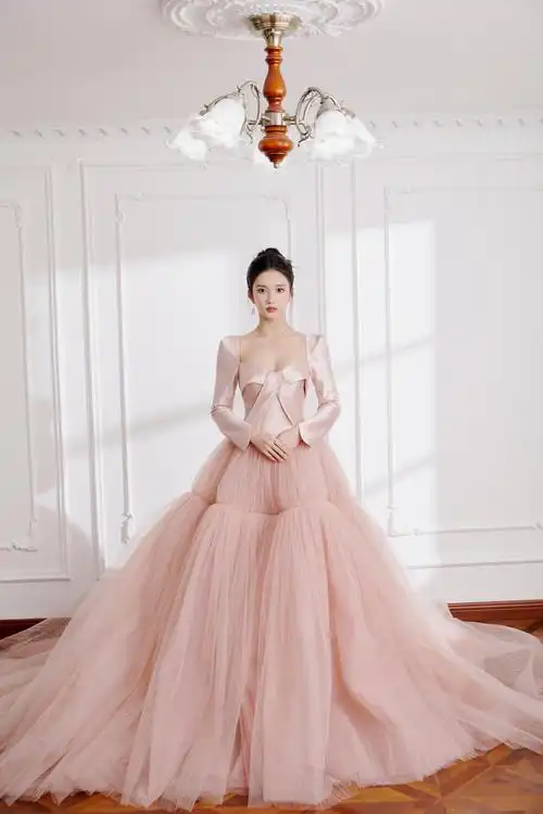 妖娆裙摆体现"真功夫"有些礼服虽然不靠体积感取胜,但依然能凭借绝妙