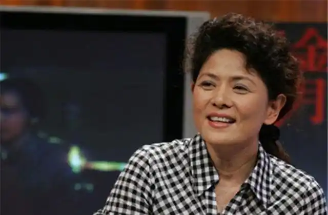 在《安家》中,周野芒也饰演了一个角色,他与前期奚美娟同台飙戏.